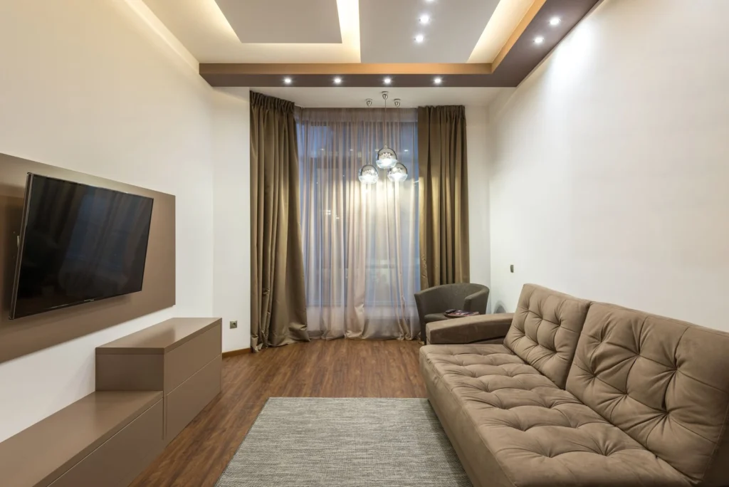 Modern bir evde sıcak ve sade bir yaşam alanı